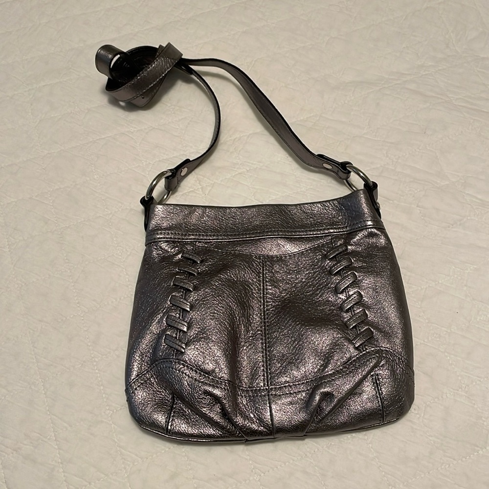 LIKE NEW!! B. MAKOWSKY SILVER METALLIC CROSSBODY PURSE